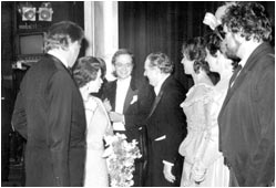 Soir&eacute;e gala &agrave; l' Op&eacute;ra National Anglais de gauche &agrave; droite: le Earl of Harewood, Her Majesty Queen Elizabeth, Mark Elder, Sir Charles MacKerras, Josephine Barstow, Lois McDonall, John Treleaven