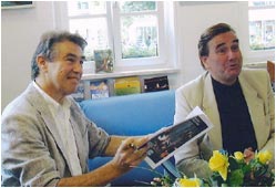 John Treleaven avec le chef d' orchestre Ivan Angu&eacute;lov &agrave; une s&eacute;ance d'autographes &agrave; Bayreuth.