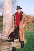 John Treleaven &agrave; la pierre tombale de Tristan &agrave; Cornwall. 